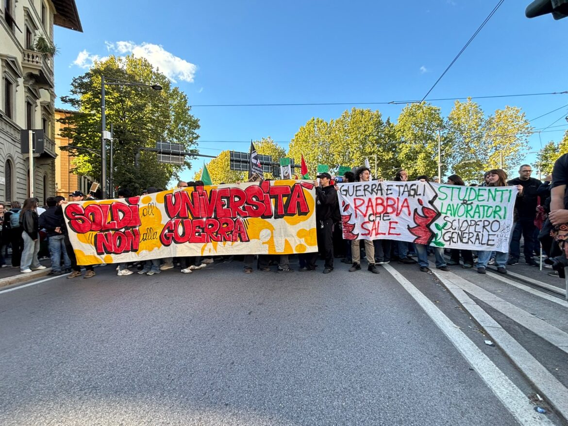 “Contro guerra e carovita, blocchiamo tutto”: in migliaia sfilano a Firenze per lo sciopero generale – FOTO / AUDIO