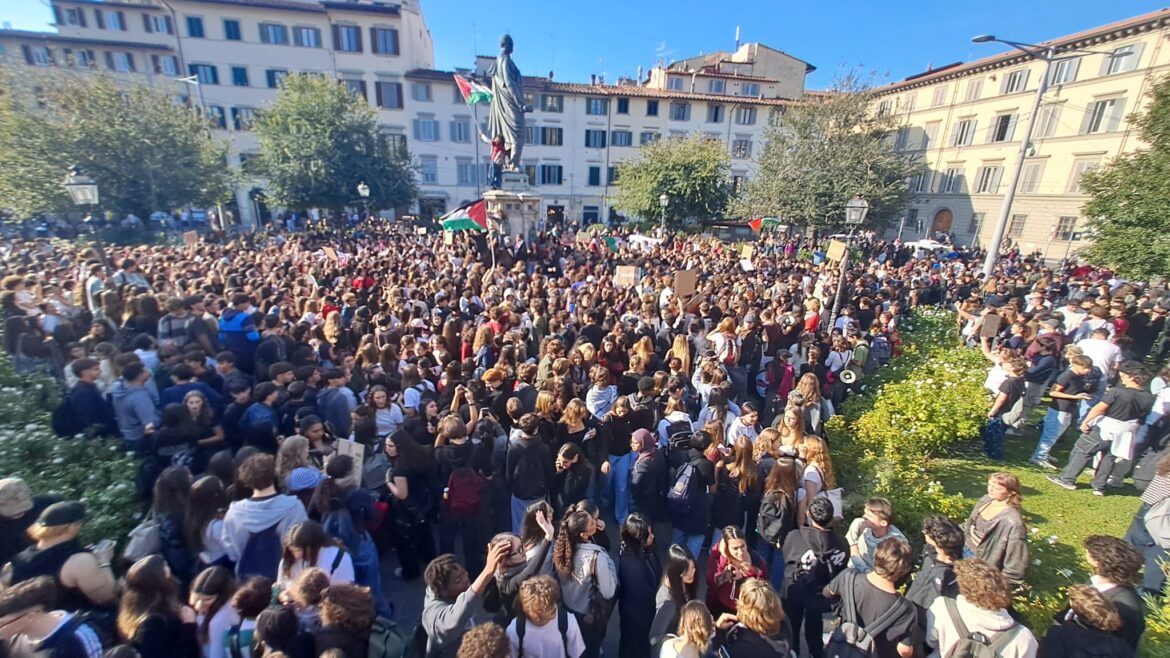 “Soldi alle scuole, NO alla guerra”, 3.000 studenti in corteo per le strade del centro –  FOTO