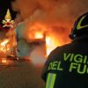 Vasto incendio nel deposito bus: nessun ferito ma 19 mezzi distrutti o danneggiati – AUDIO / FOTO