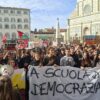 “La scuola è nostra”. In mille in piazza per il corteo degli studenti contro Valditara – FOTO